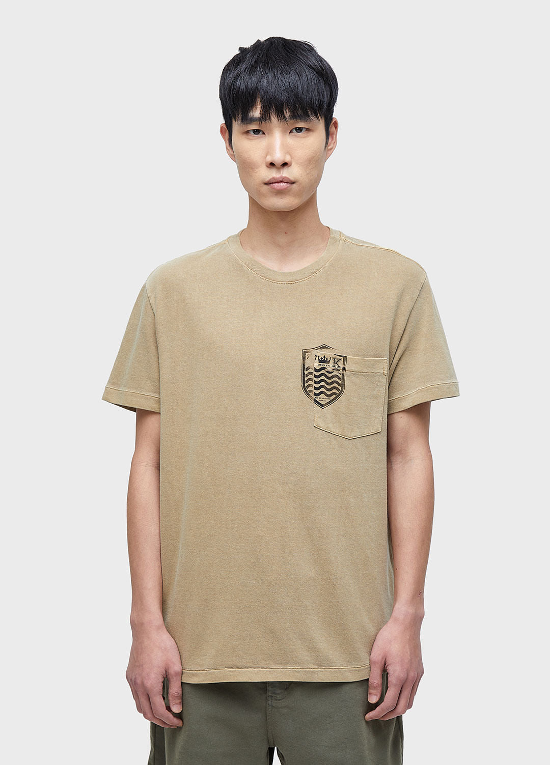 T-SHIRT BOLSO BRASÃO