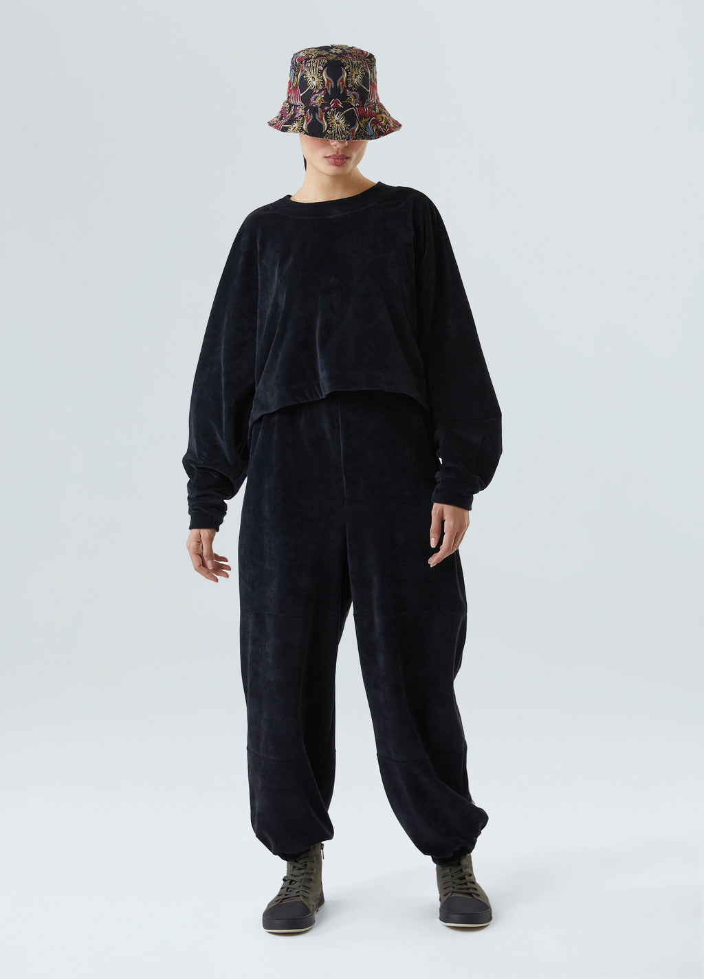 CASACO CROPPED PLUSH PRETO