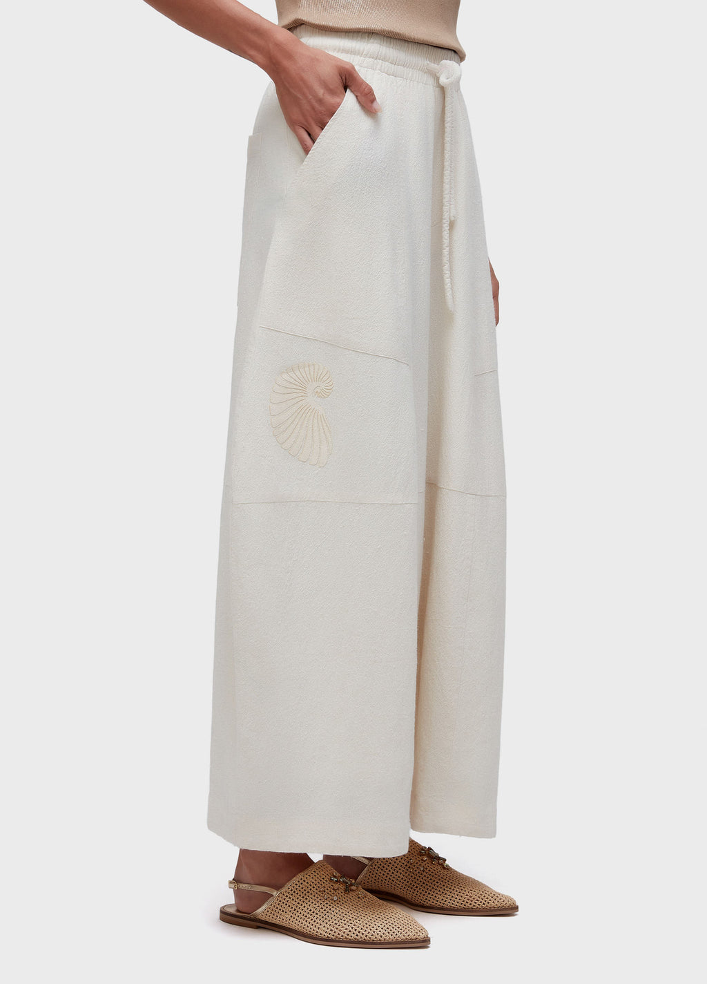 CALCA BORDADO CONCHA OFF-WHITE
