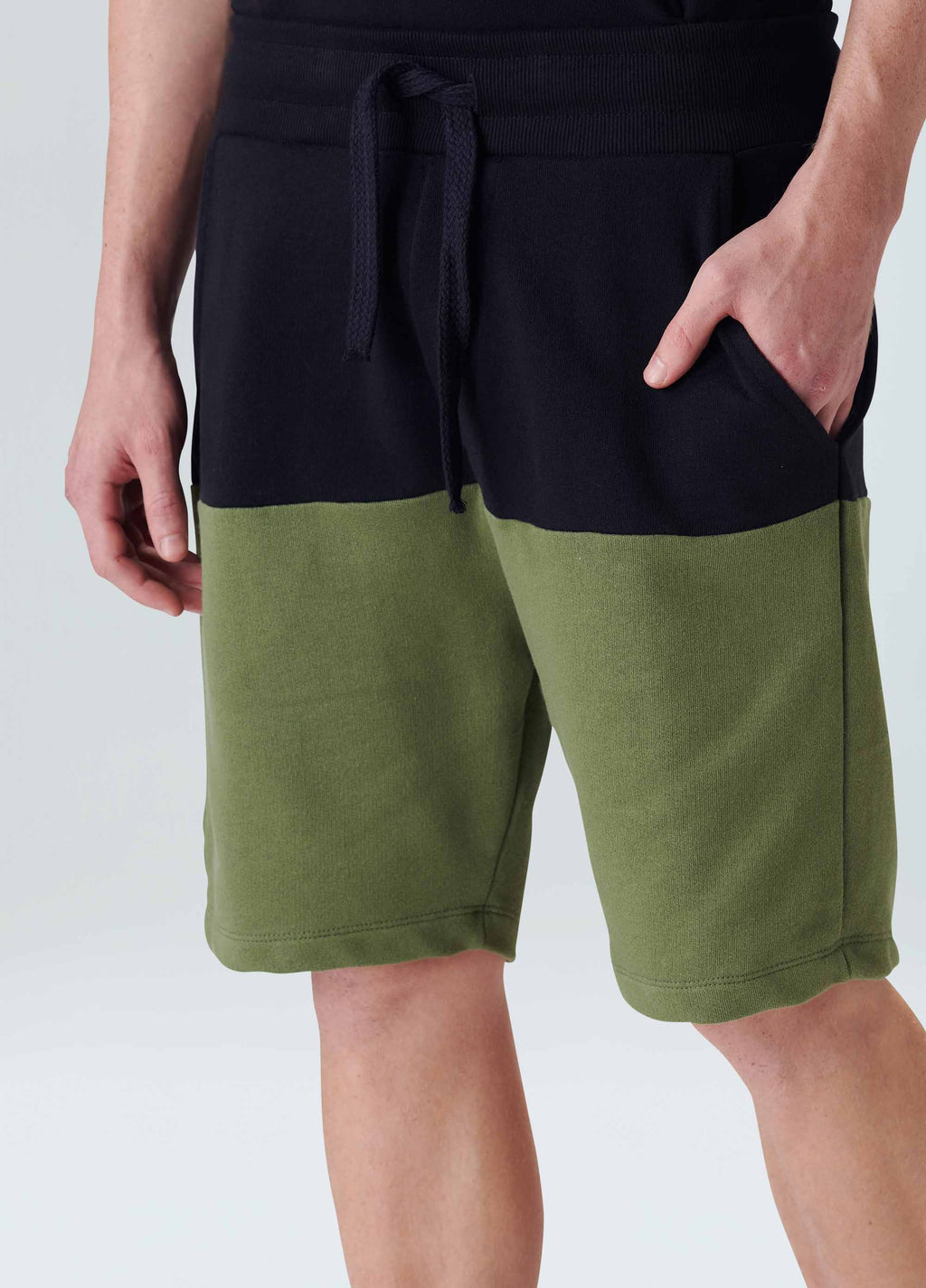 BERMUDA CASUAL MASC BICOLOR PRETO/VERDE PALMEIRA