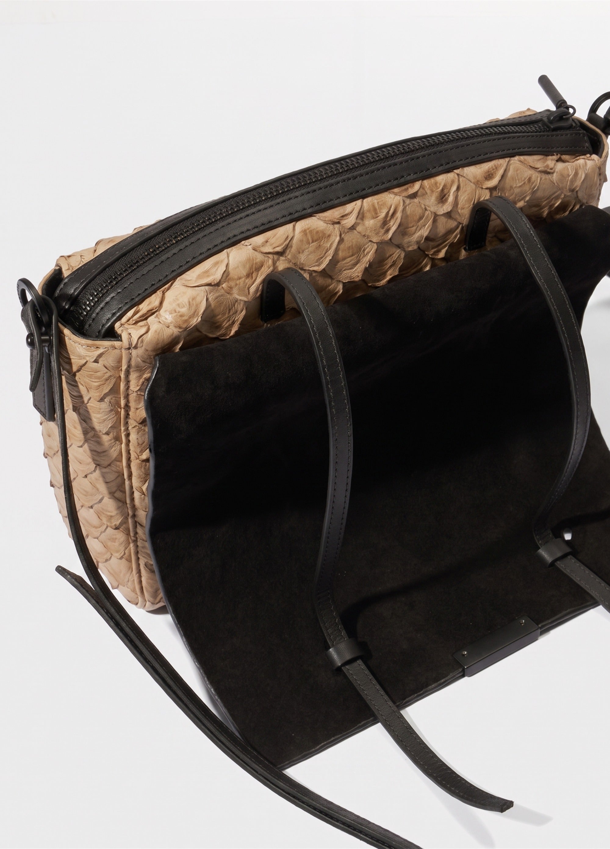 PIRARUCU FLAP SHOULDER BAG PALHA/PRETO