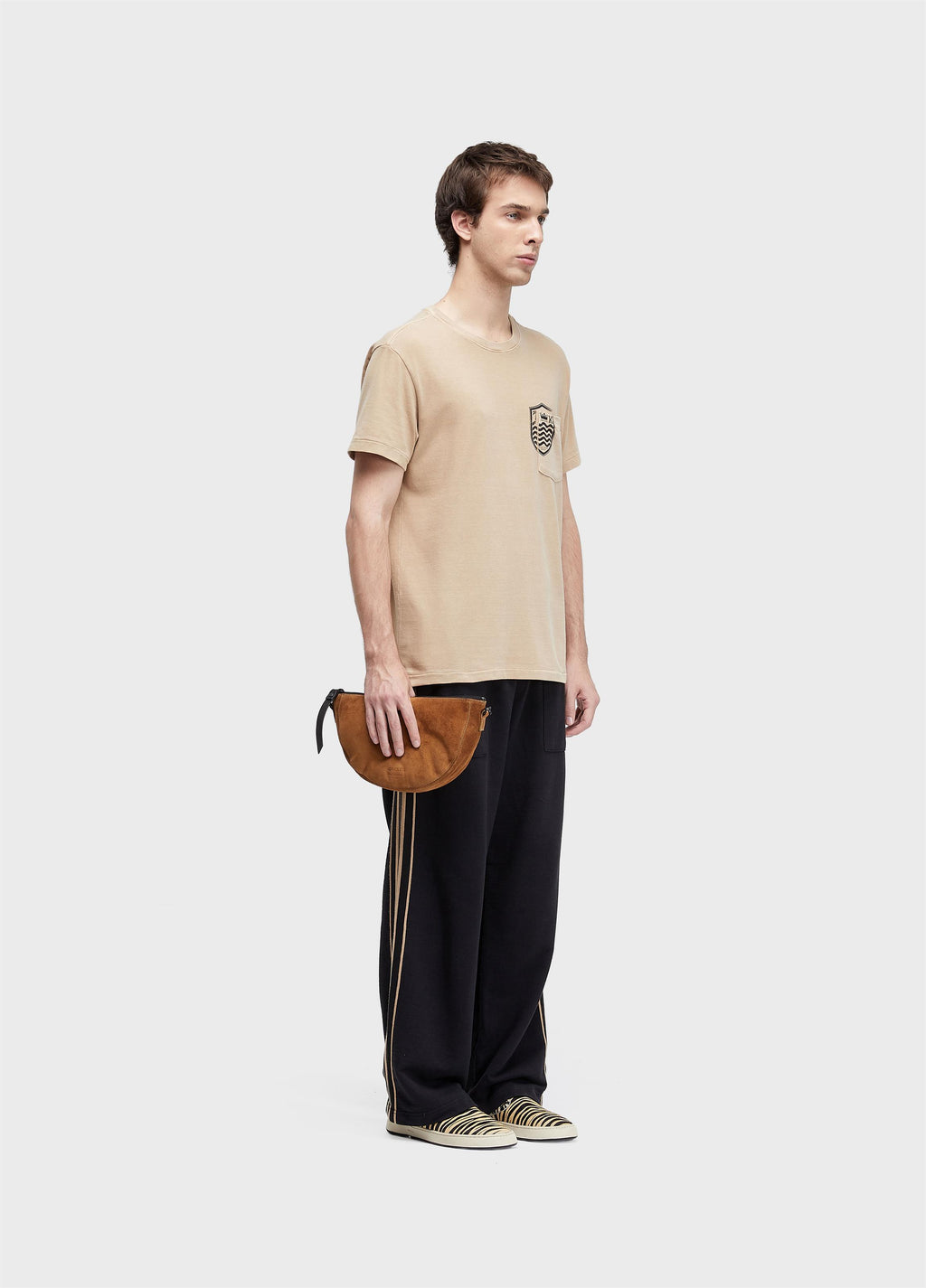 T-SHIRT BOLSO BRASÃO MC