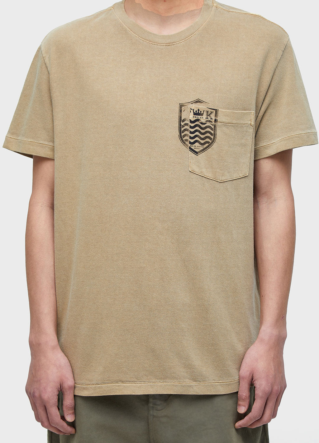 T-SHIRT BOLSO BRASÃO