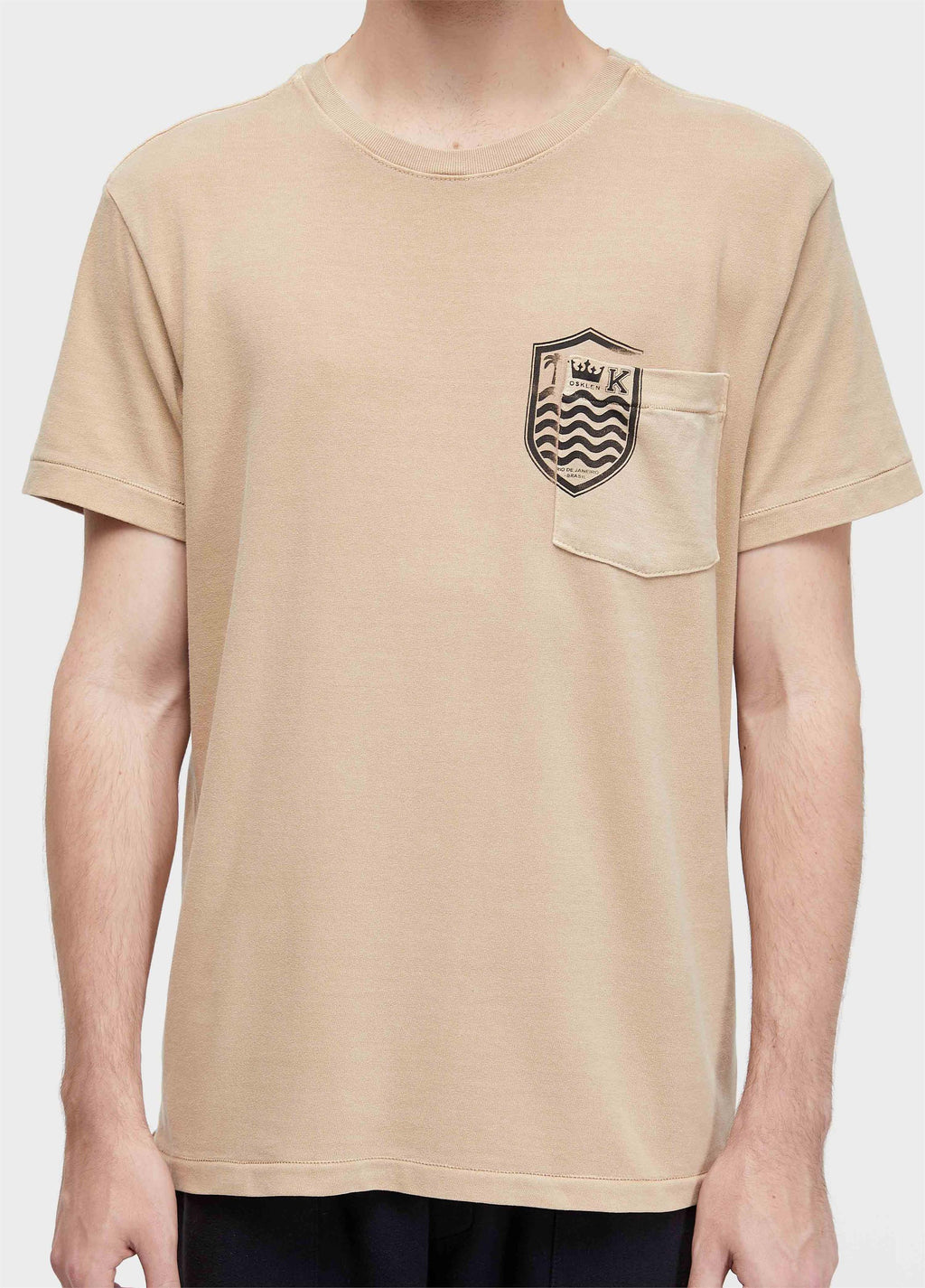 T-SHIRT BOLSO BRASÃO MC