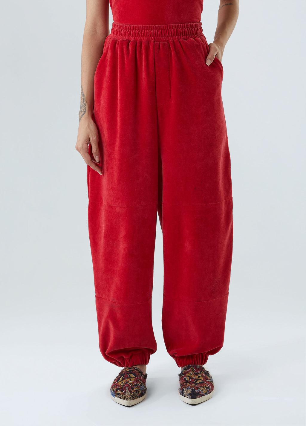 CALCA JOGGING PLUSH CARMIM