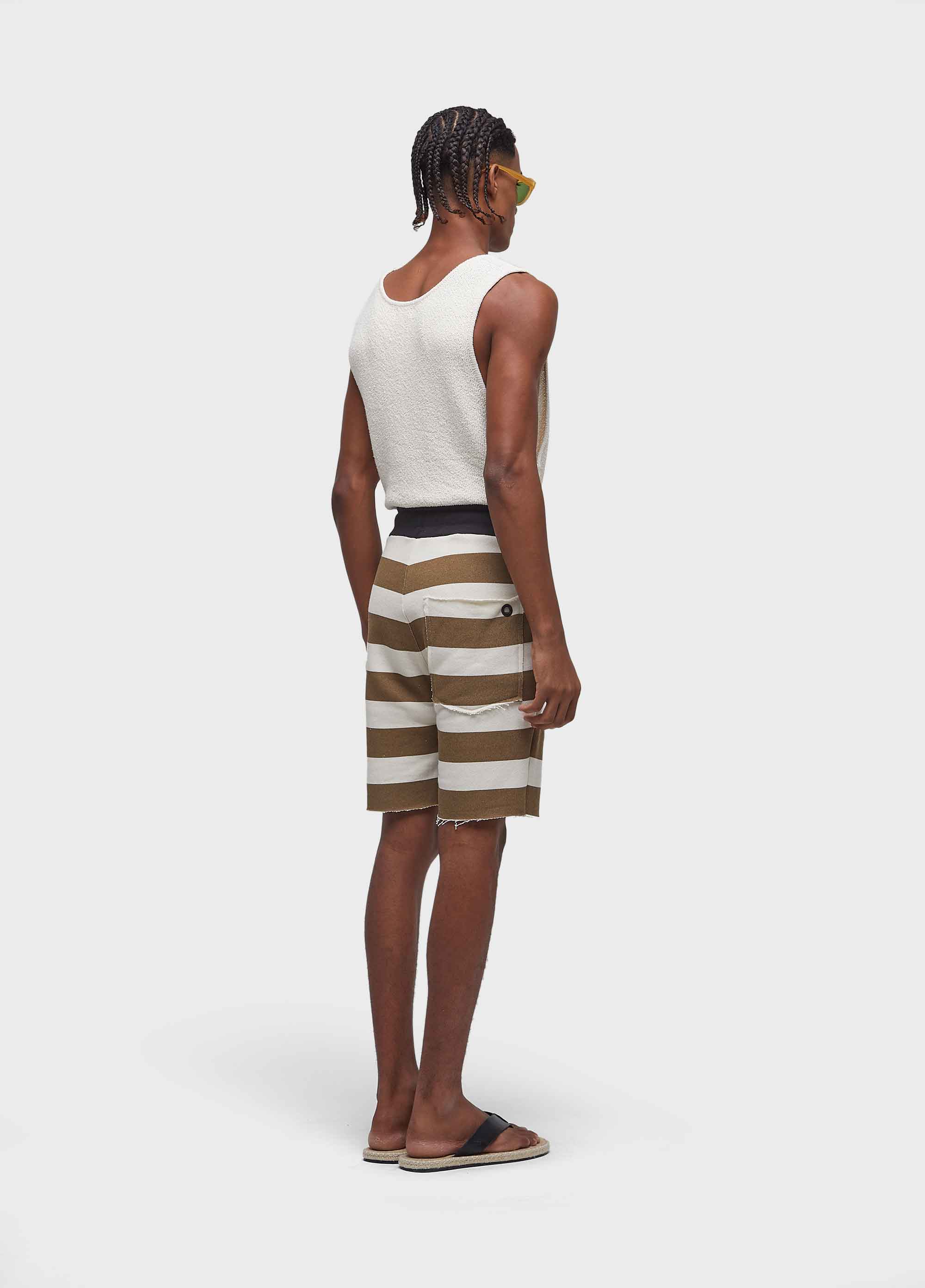 BERMUDA CASUAL MASC LISTRADA MOLETOM OFF-WHITE/PALHA