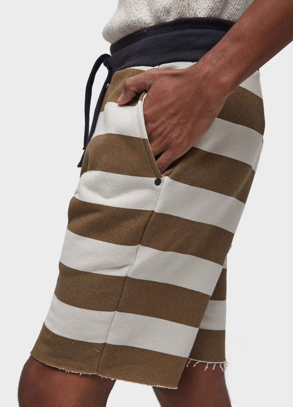 BERMUDA CASUAL MASC LISTRADA MOLETOM OFF-WHITE/PALHA