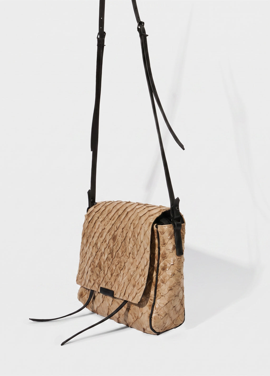 PIRARUCU FLAP SHOULDER BAG PALHA/PRETO