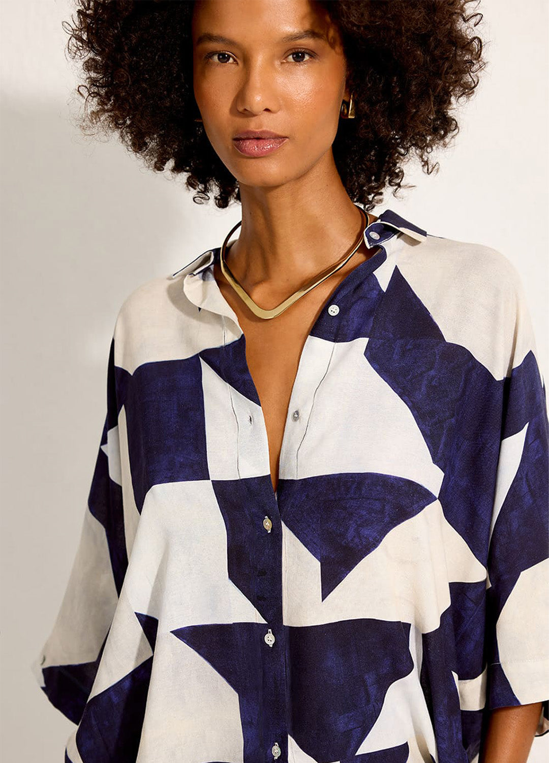 CAMISA RECORTE ABSTRATA