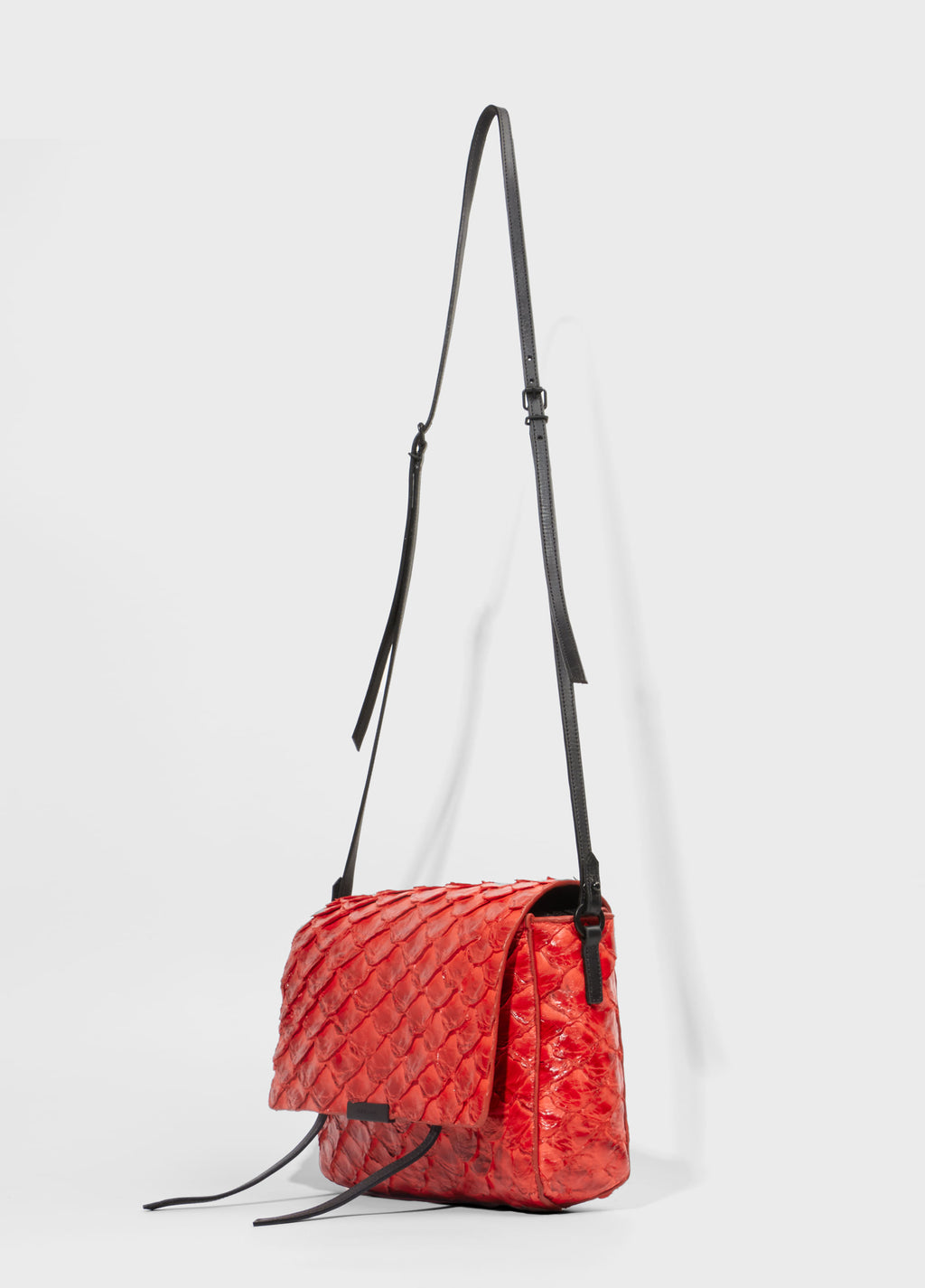 PIRARUCU FLAP SHOULDER BAG VERMELHO URUCUM/PRETO