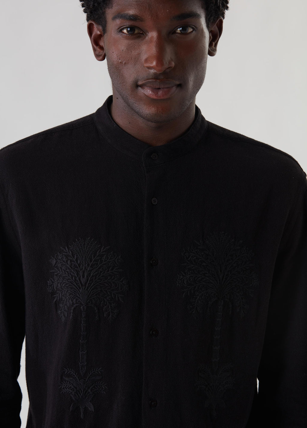CAMISA ML COLARLESS BORDADO PRETO