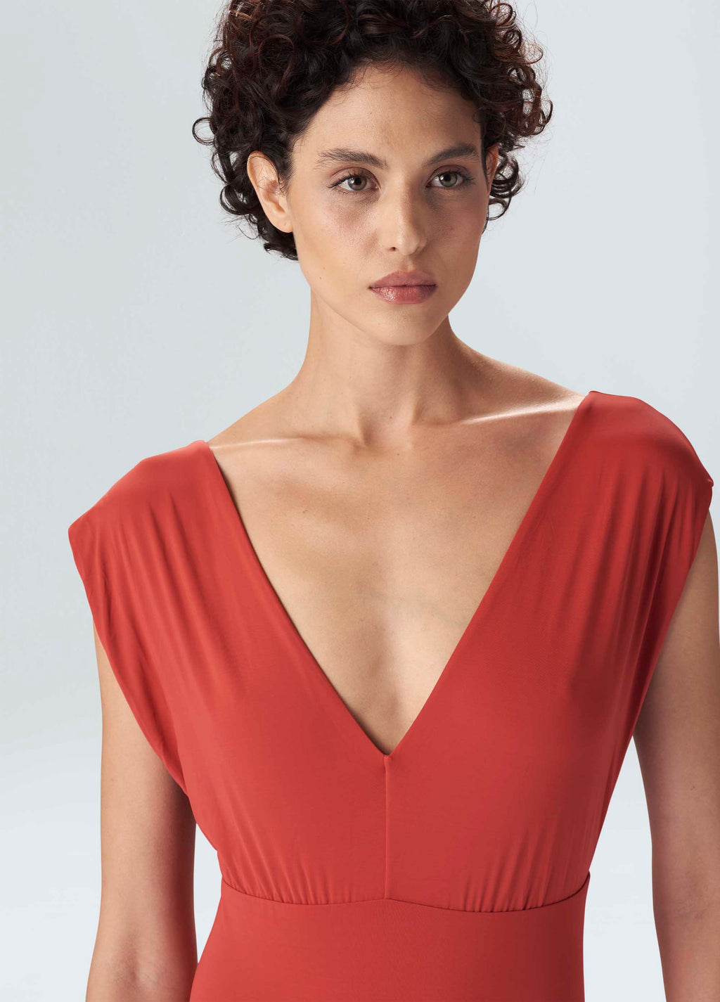 MAIO DOUBLE DECOTE V MARROM TERRA/VERMELHO FIERY