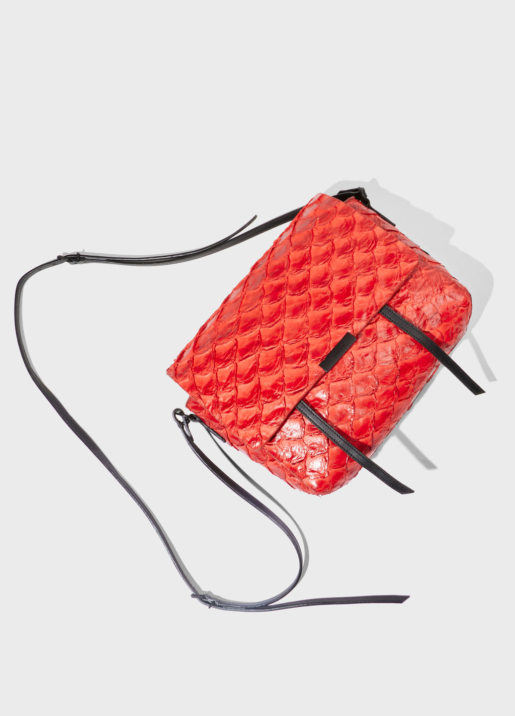 PIRARUCU FLAP SHOULDER BAG VERMELHO URUCUM/PRETO