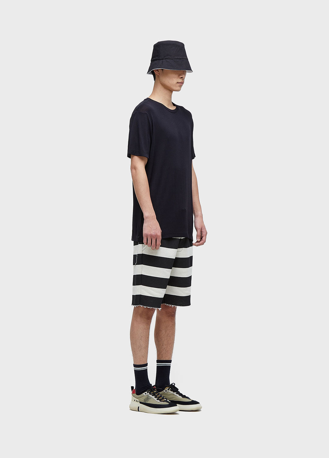 BERMUDA CASUAL MASC LISTRADA MOLETOM OFF-WHITE/PRETO