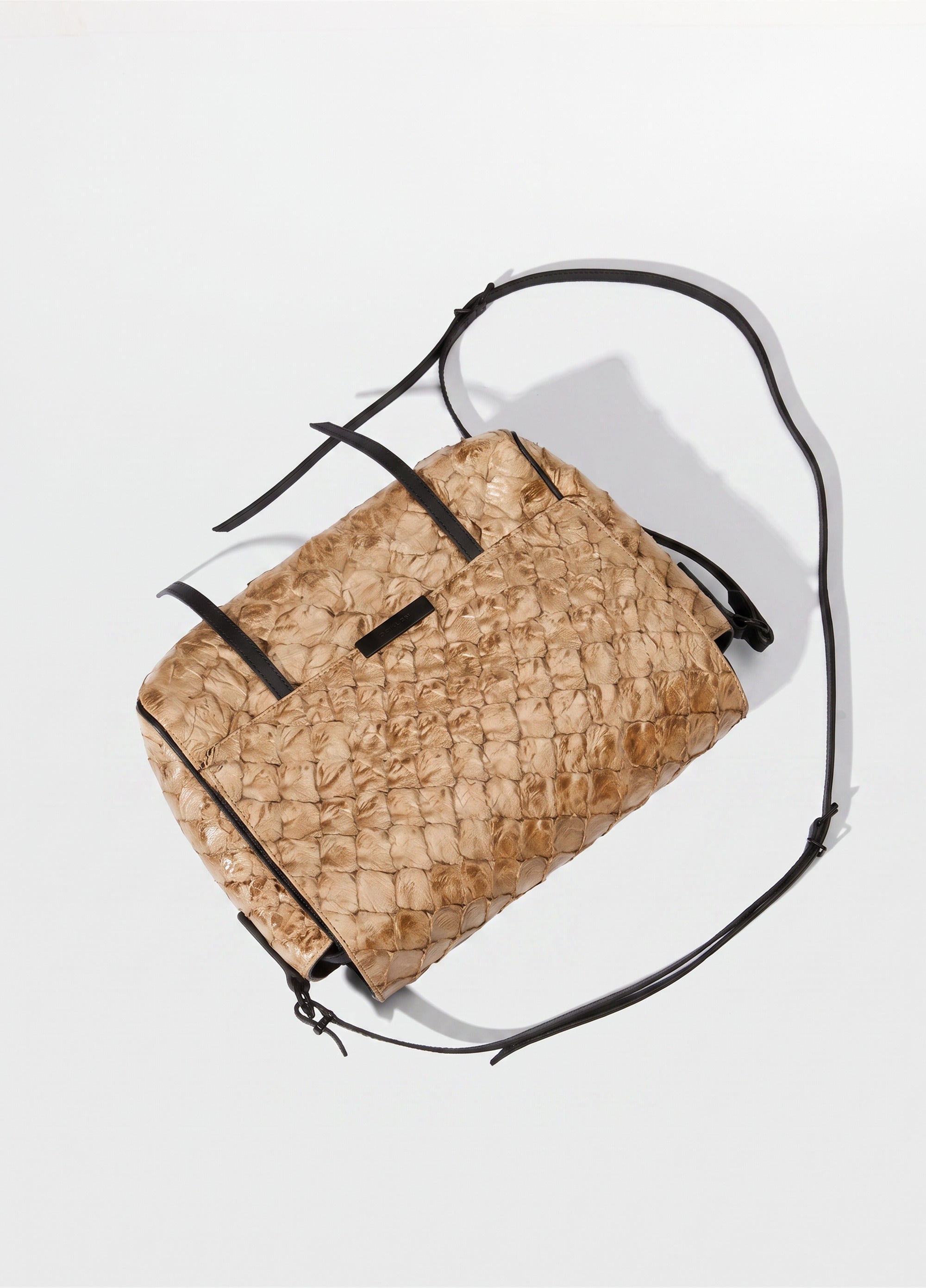 PIRARUCU FLAP SHOULDER BAG PALHA/PRETO