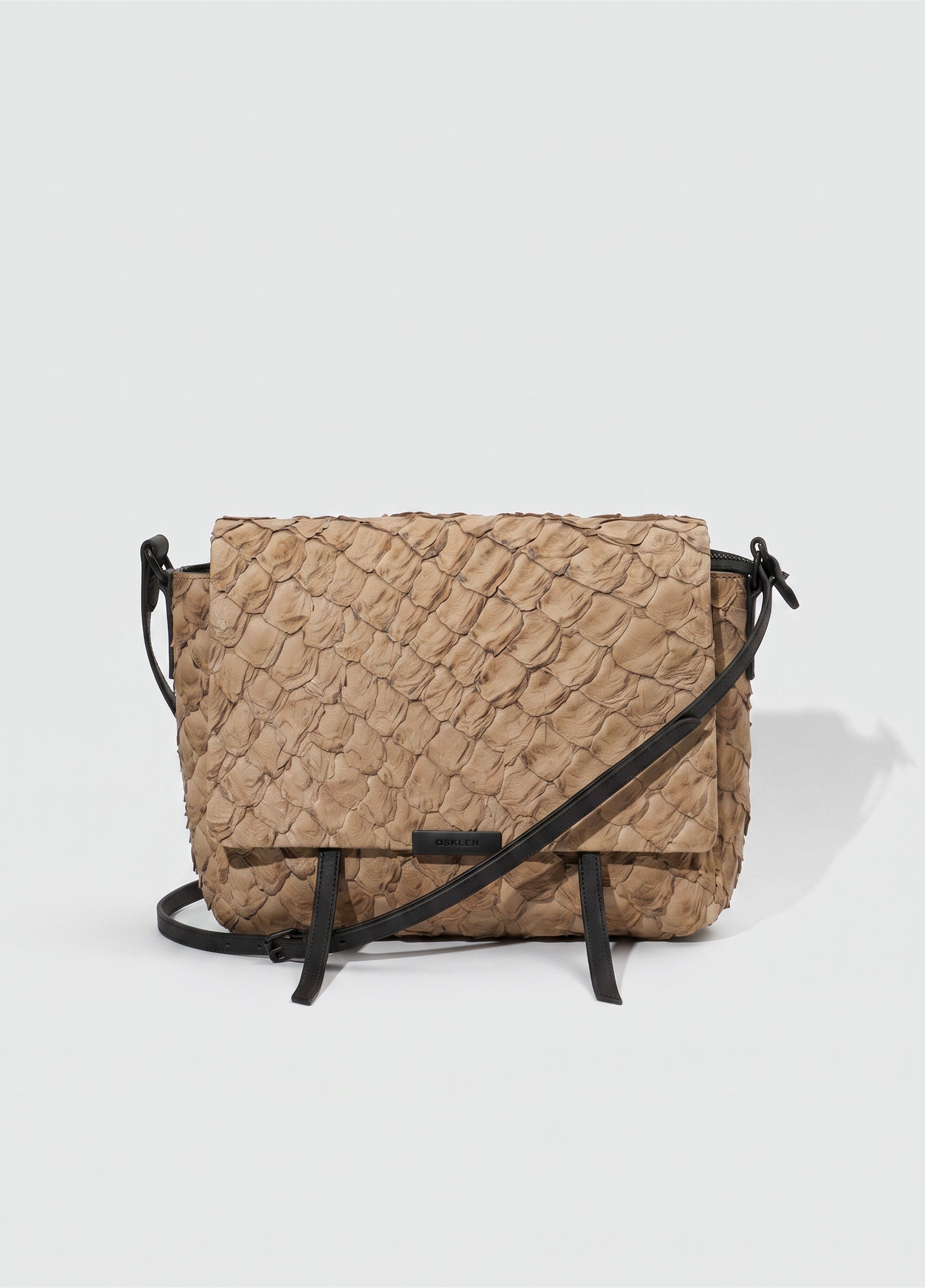 PIRARUCU FLAP SHOULDER BAG PALHA/PRETO