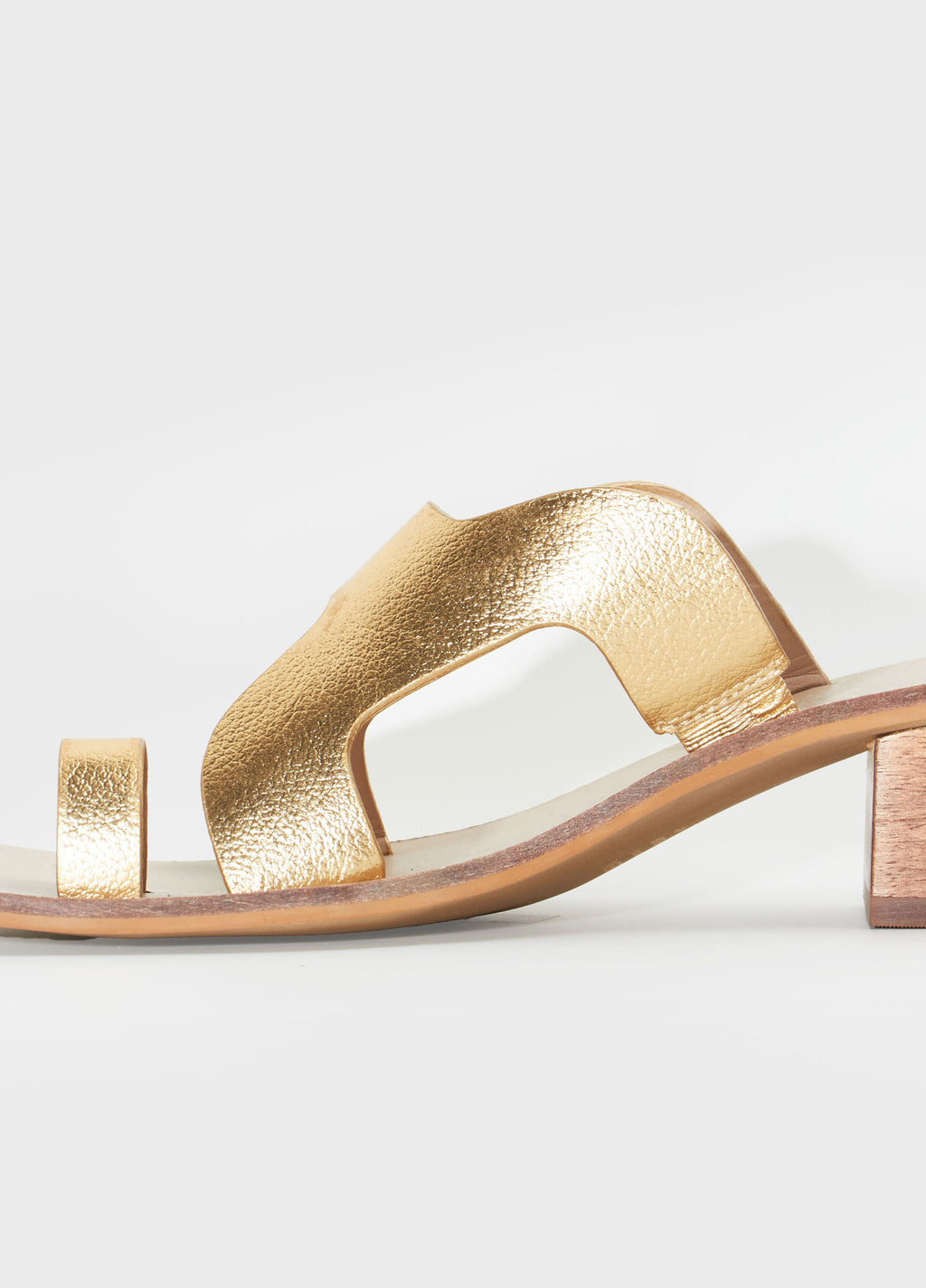 SANDÁLIA CALÇADÃO SALTO METALIZADA