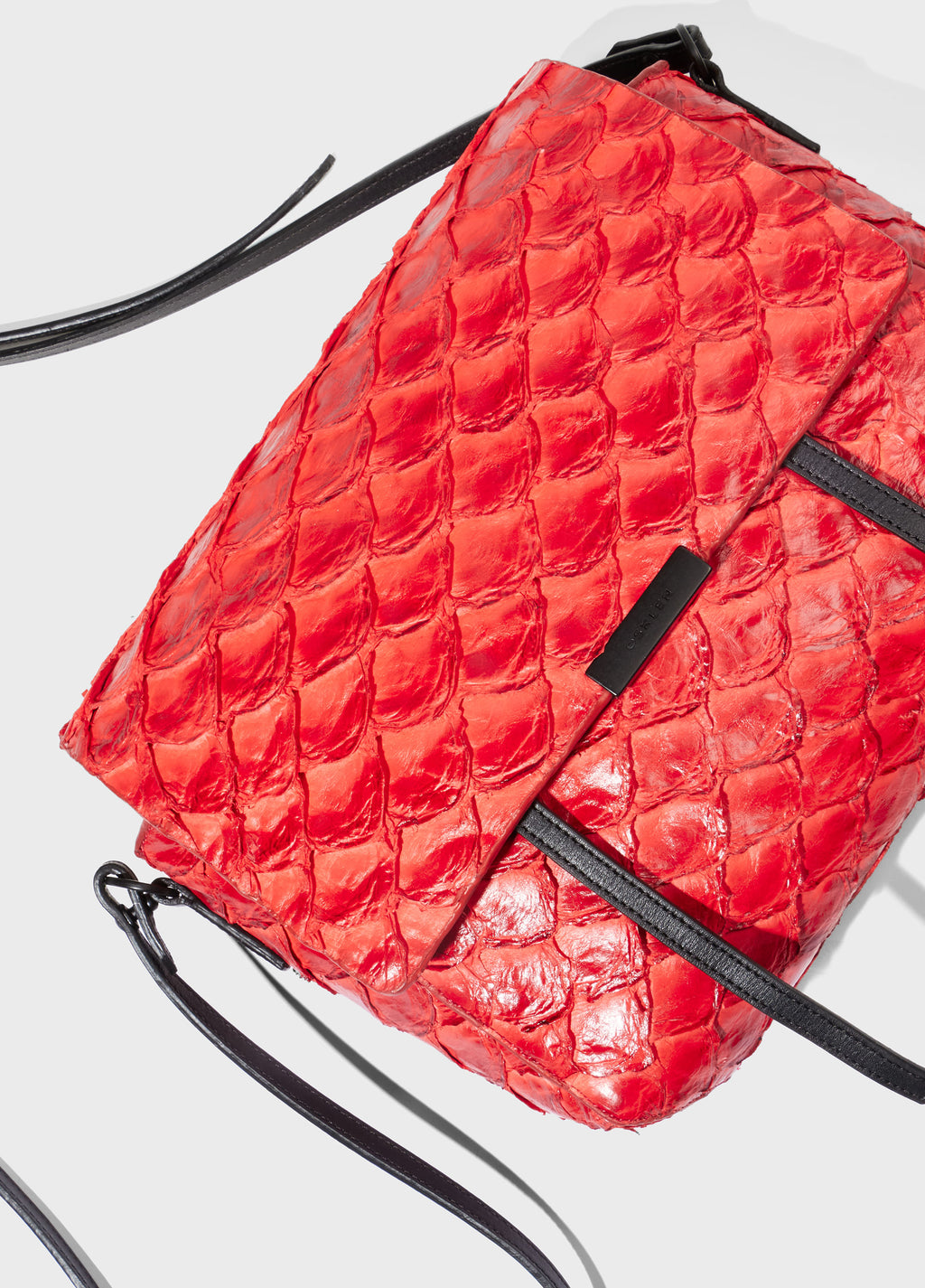 PIRARUCU FLAP SHOULDER BAG VERMELHO URUCUM/PRETO