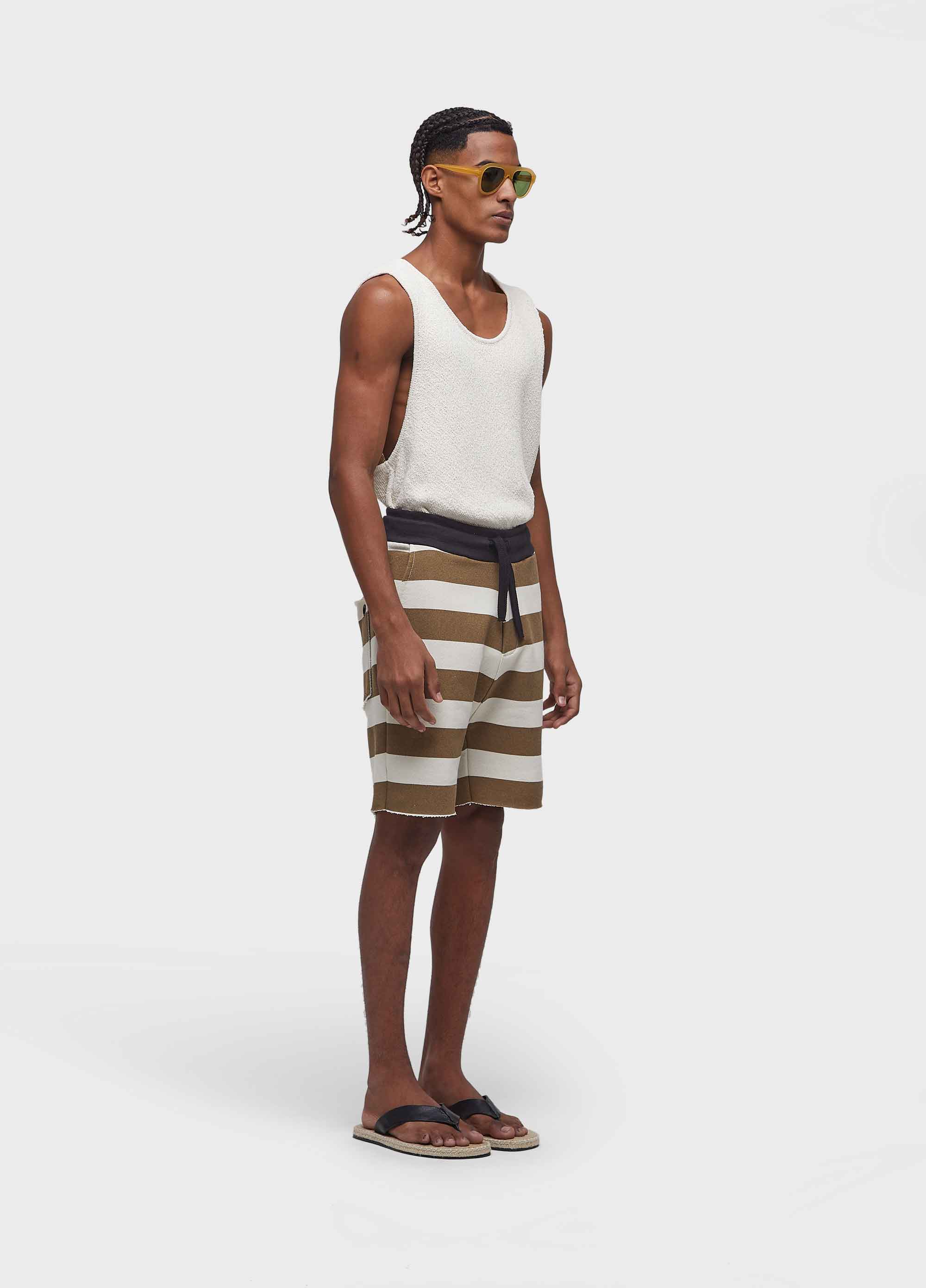 BERMUDA CASUAL MASC LISTRADA MOLETOM OFF-WHITE/PALHA