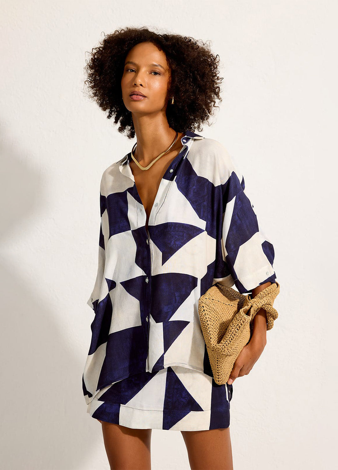 CAMISA RECORTE ABSTRATA