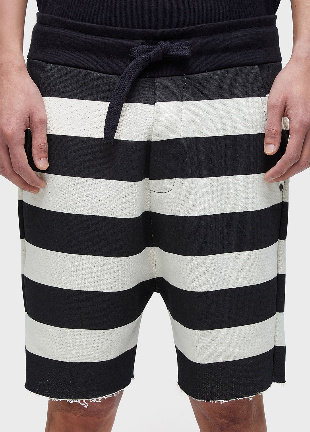 BERMUDA CASUAL MASC LISTRADA MOLETOM OFF-WHITE/PRETO