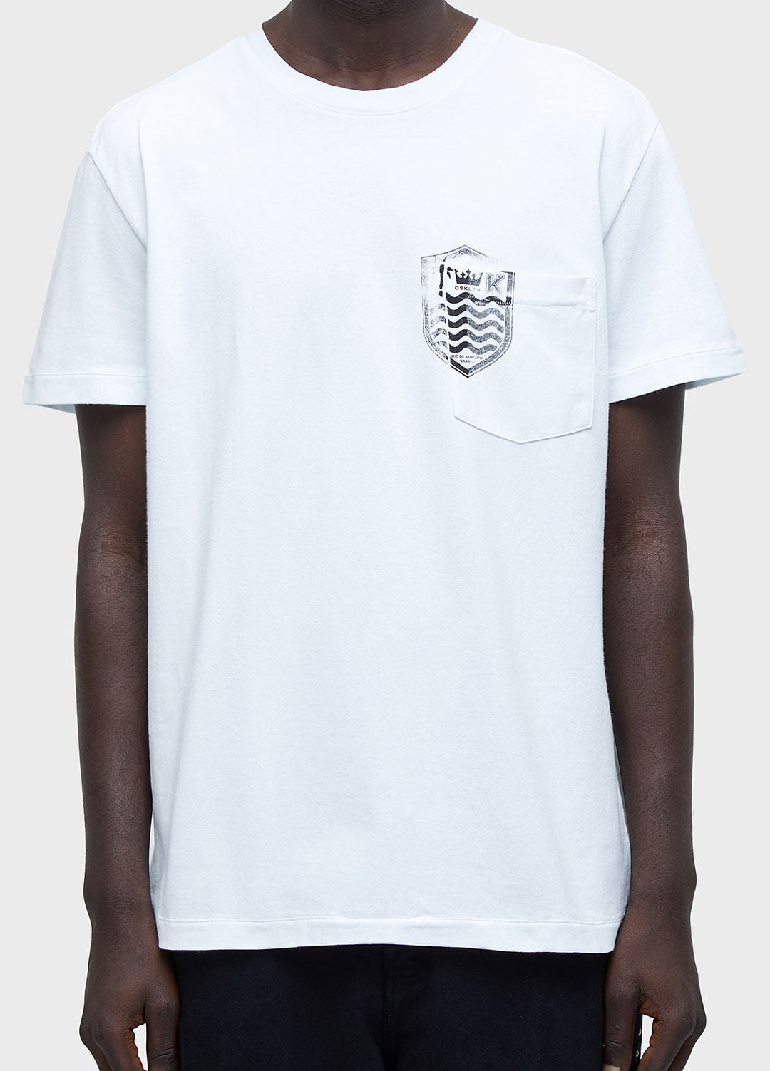 T-SHIRT BOLSO BRASÃO MC