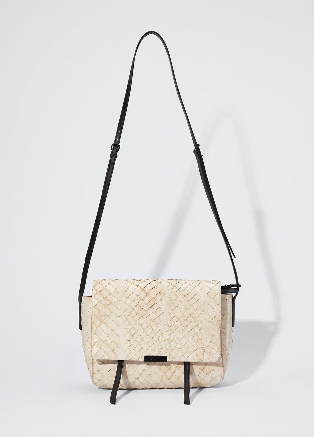 PIRARUCU FLAP SHOULDER BAG OFF-WHITE/PRETO