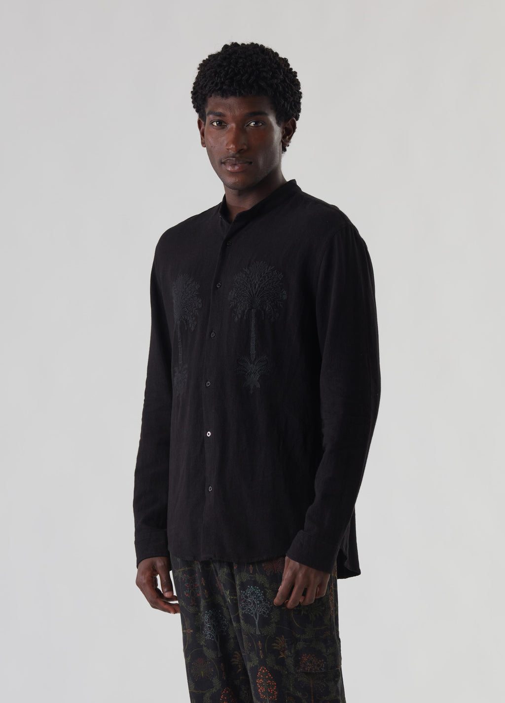 CAMISA ML COLARLESS BORDADO PRETO