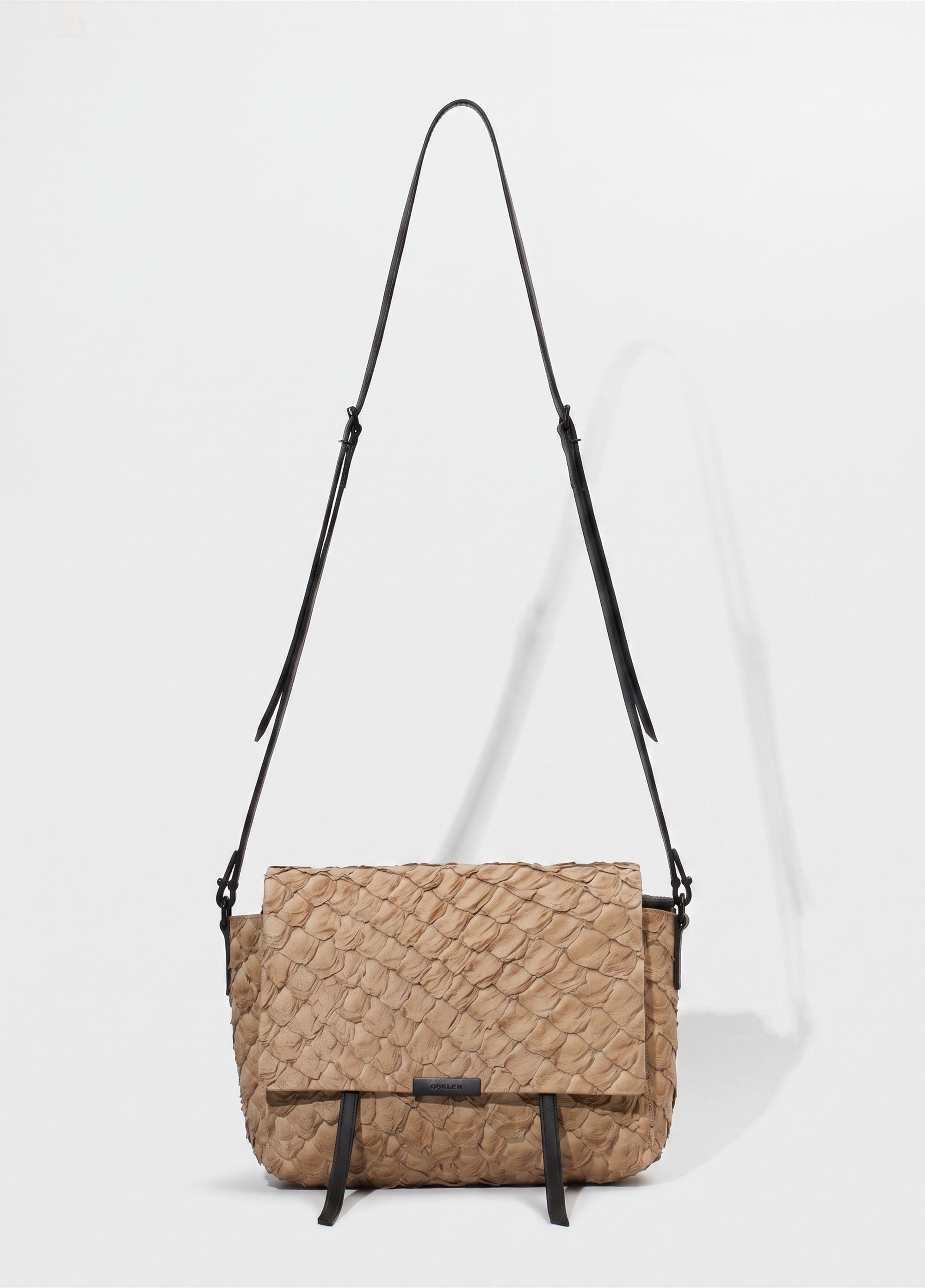 PIRARUCU FLAP SHOULDER BAG PALHA/PRETO