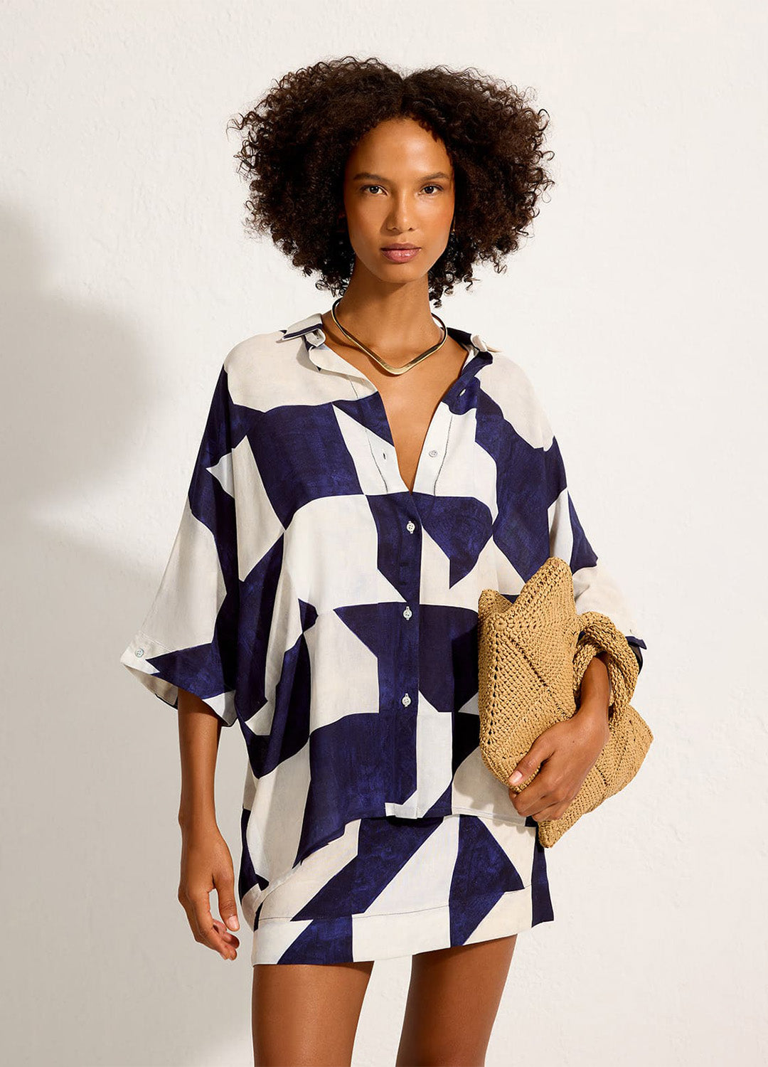 CAMISA RECORTE ABSTRATA