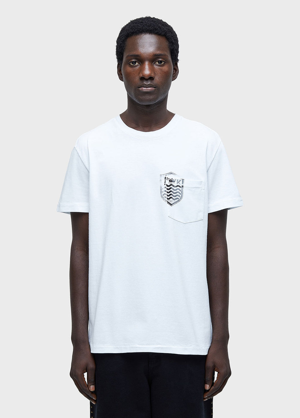 T-SHIRT BOLSO BRASÃO MC