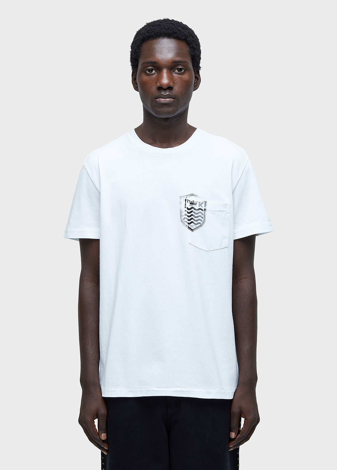 T-SHIRT BOLSO BRASÃO