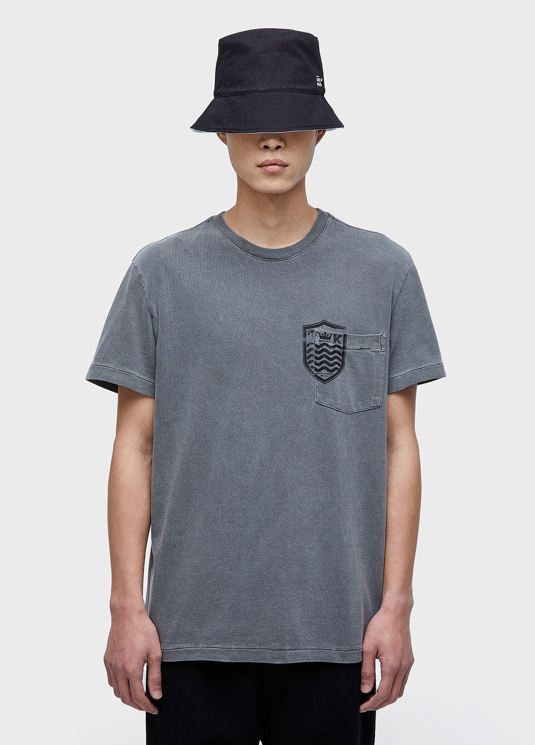 T-SHIRT BOLSO BRASÃO