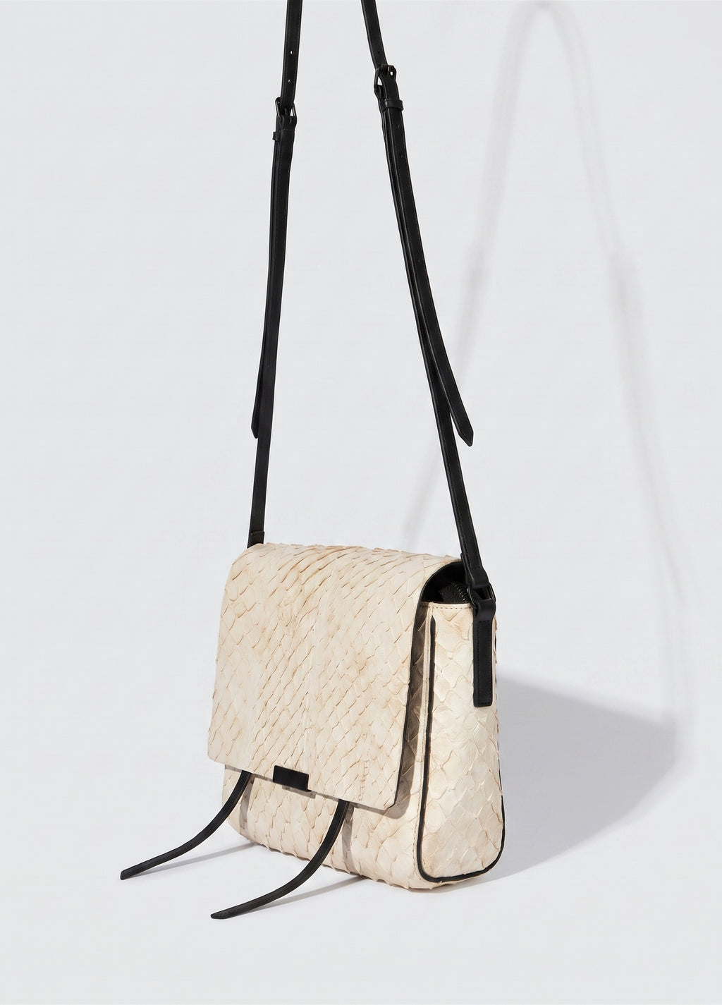 PIRARUCU FLAP SHOULDER BAG OFF-WHITE/PRETO