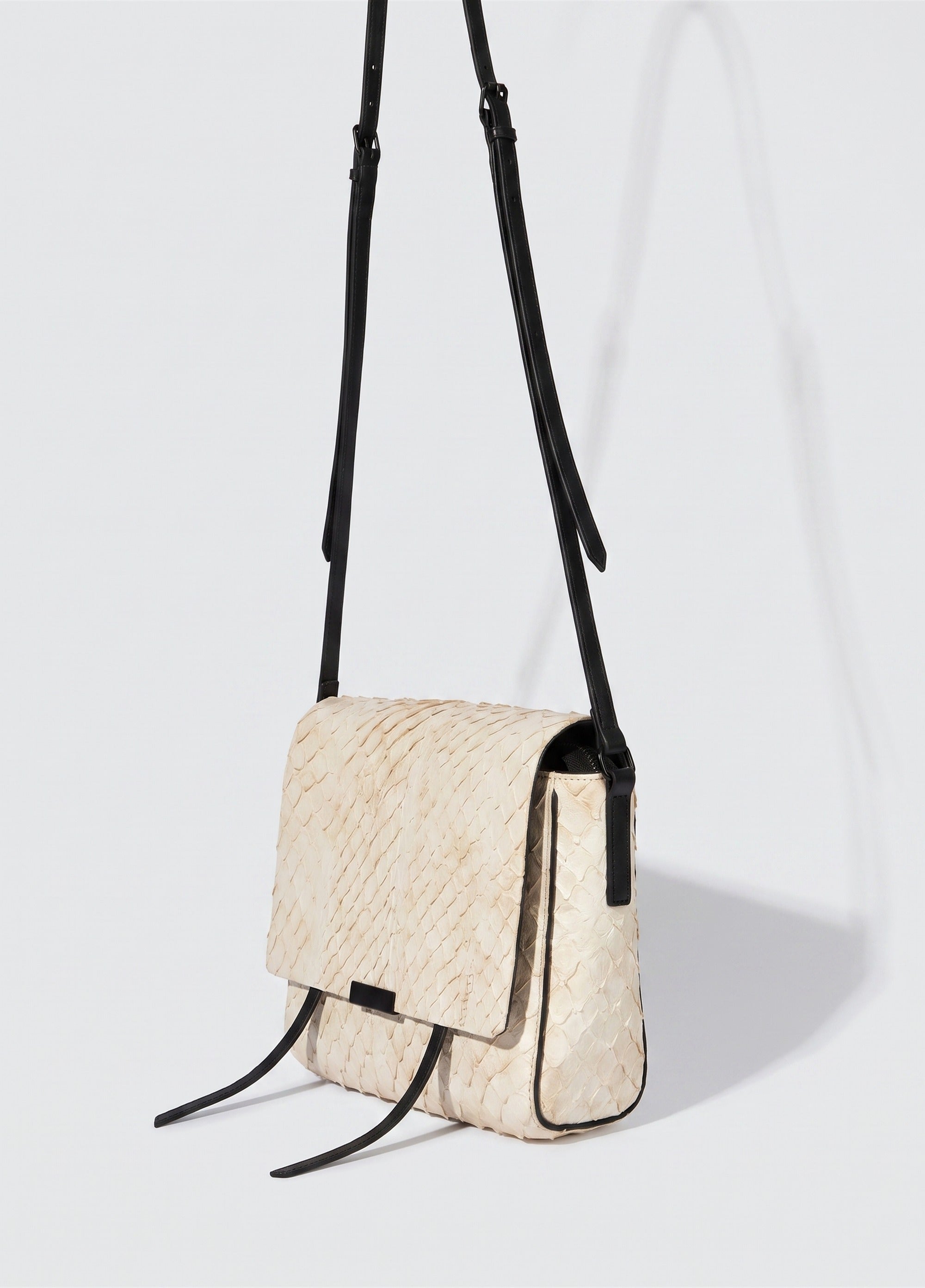 PIRARUCU FLAP SHOULDER BAG OFF-WHITE/PRETO