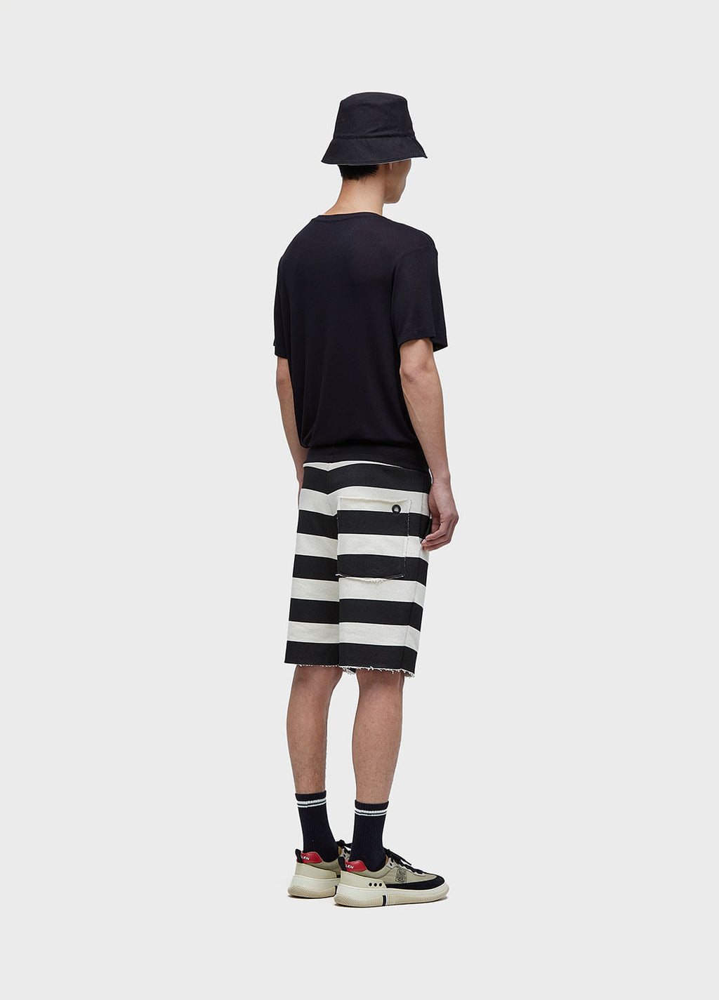 BERMUDA CASUAL MASC LISTRADA MOLETOM OFF-WHITE/PRETO