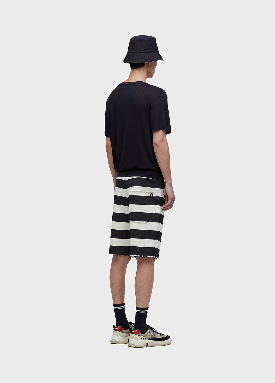 BERMUDA CASUAL MASC LISTRADA MOLETOM OFF-WHITE/PRETO