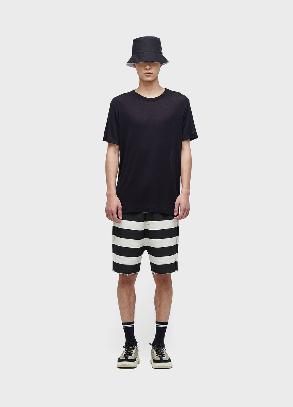 BERMUDA CASUAL MASC LISTRADA MOLETOM OFF-WHITE/PRETO