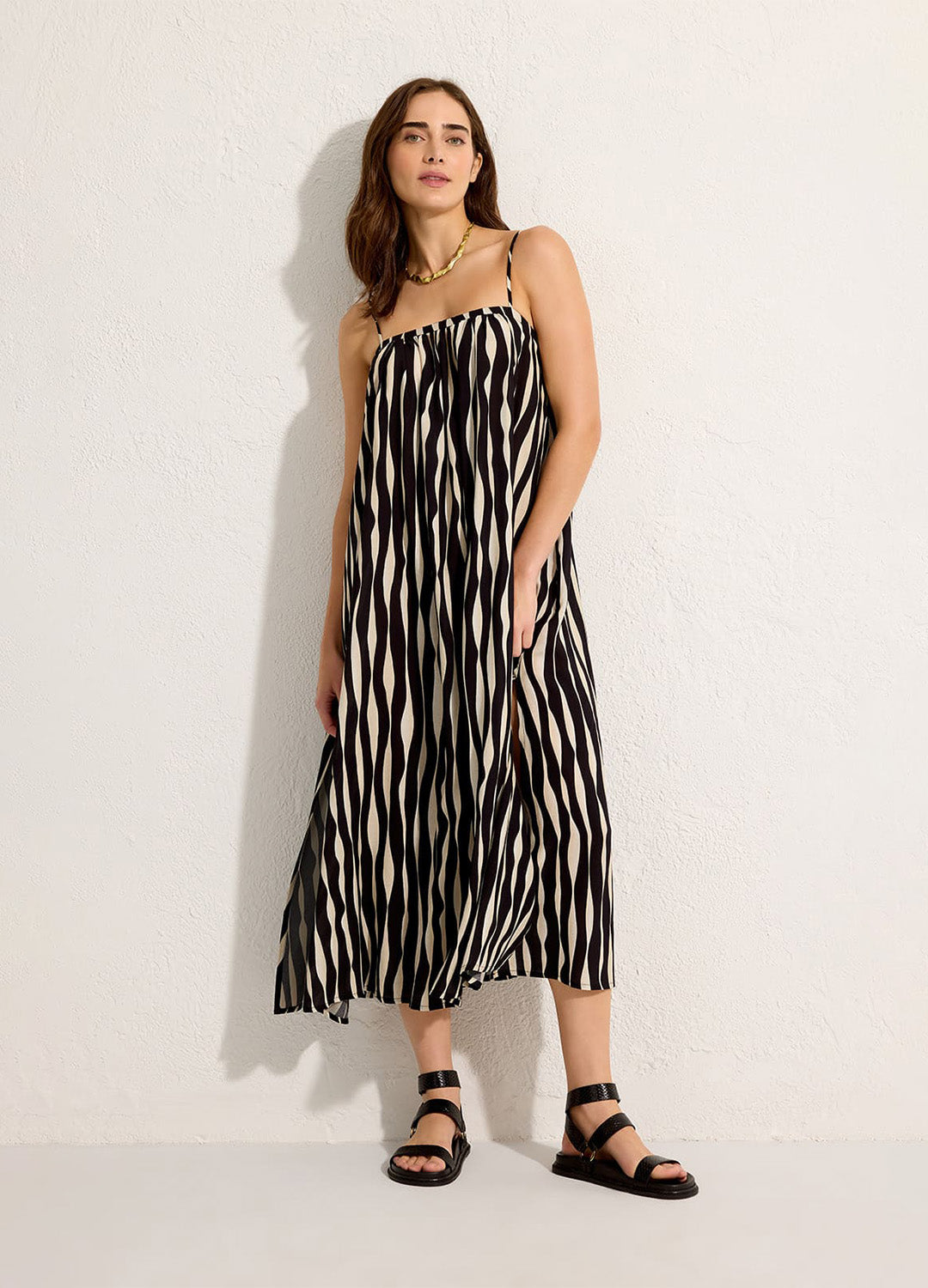 VESTIDO DECOTE RETO ONDAS