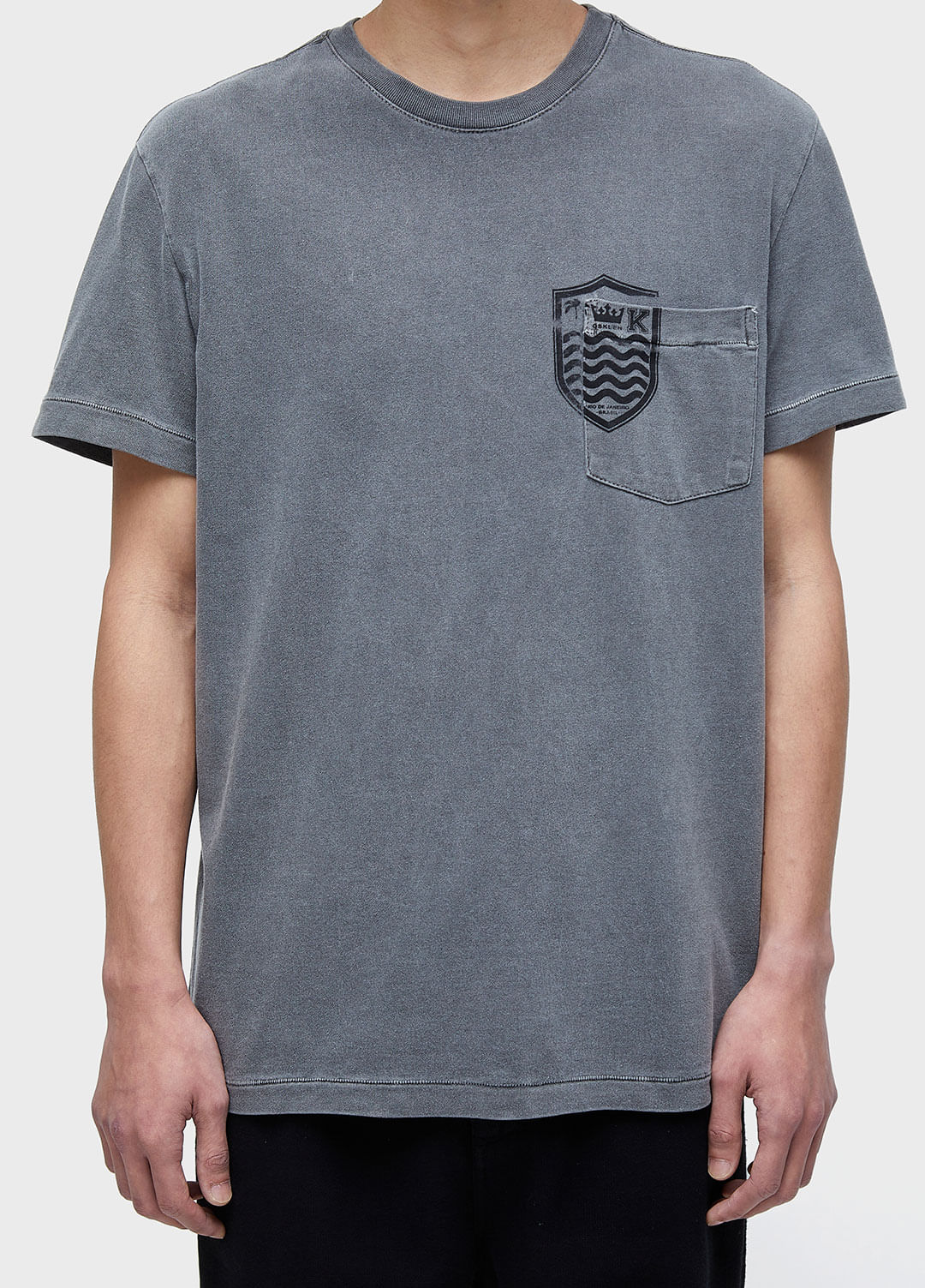 T-SHIRT BOLSO BRASÃO MC