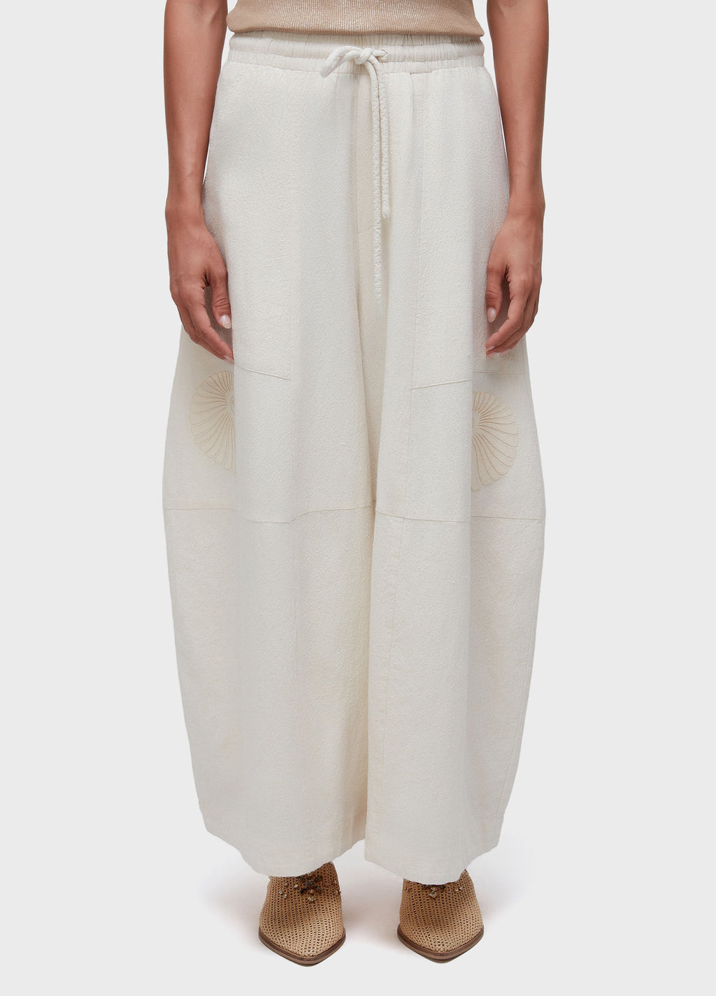 CALCA BORDADO CONCHA OFF-WHITE