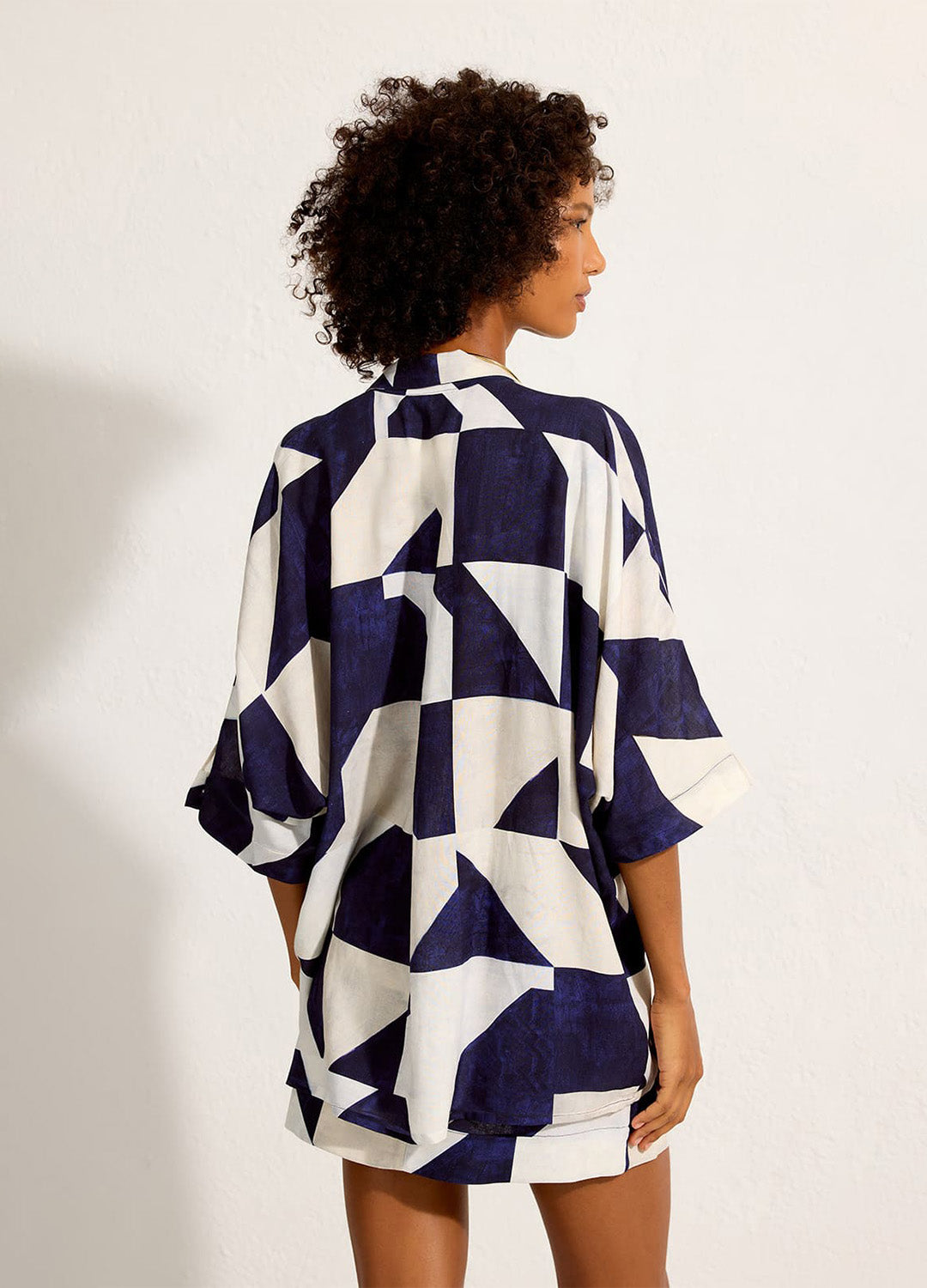 CAMISA RECORTE ABSTRATA
