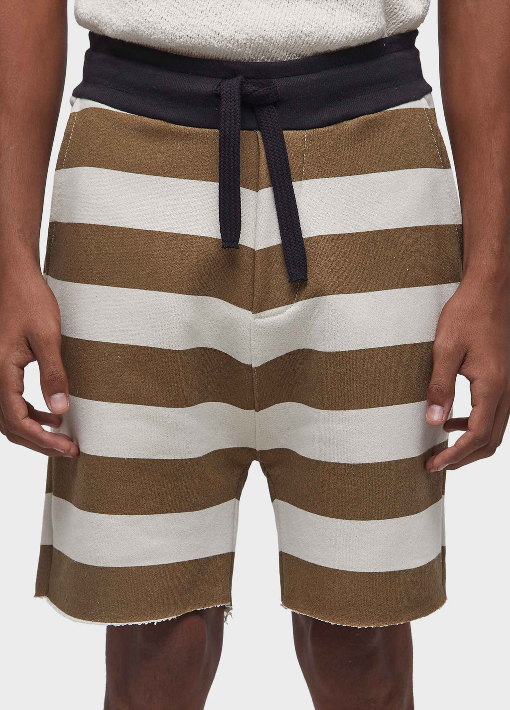 BERMUDA CASUAL MASC LISTRADA MOLETOM OFF-WHITE/PALHA