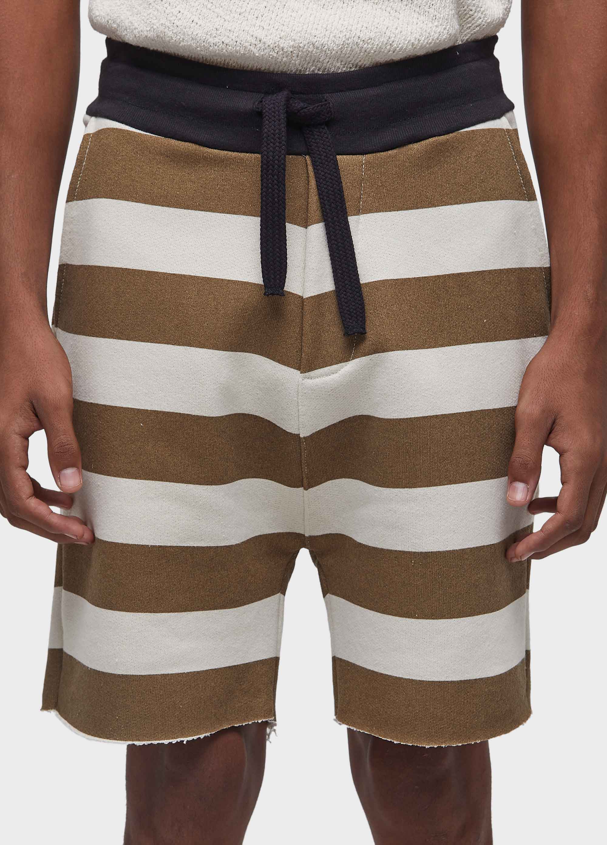 BERMUDA CASUAL MASC LISTRADA MOLETOM OFF-WHITE/PALHA